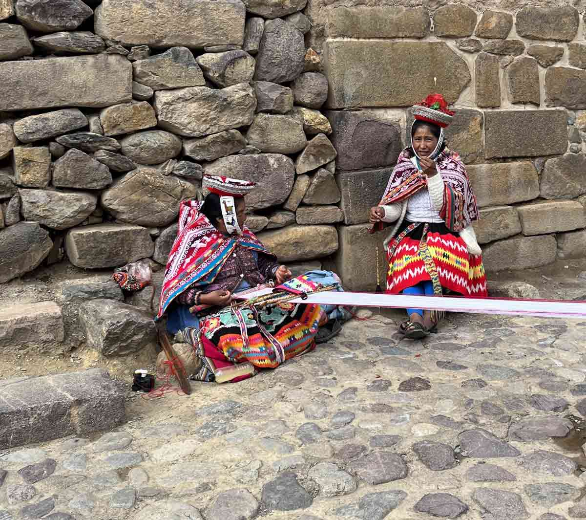 andean women spinning weaving ollantaytambo