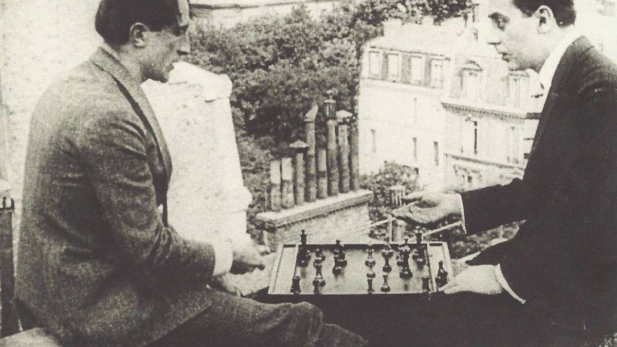 marcel duchamp man ray playing chess