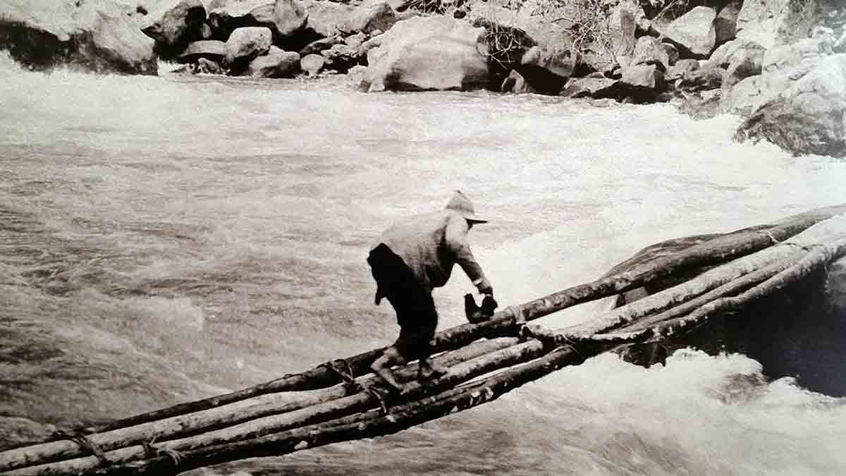 Melchor Arteaga crossing the Urubamba River