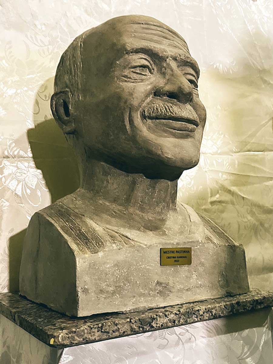 mestre pashtinha statue
